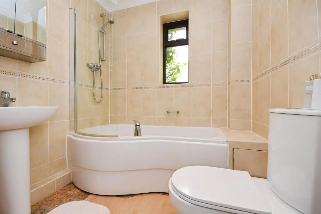 4 bed Detached