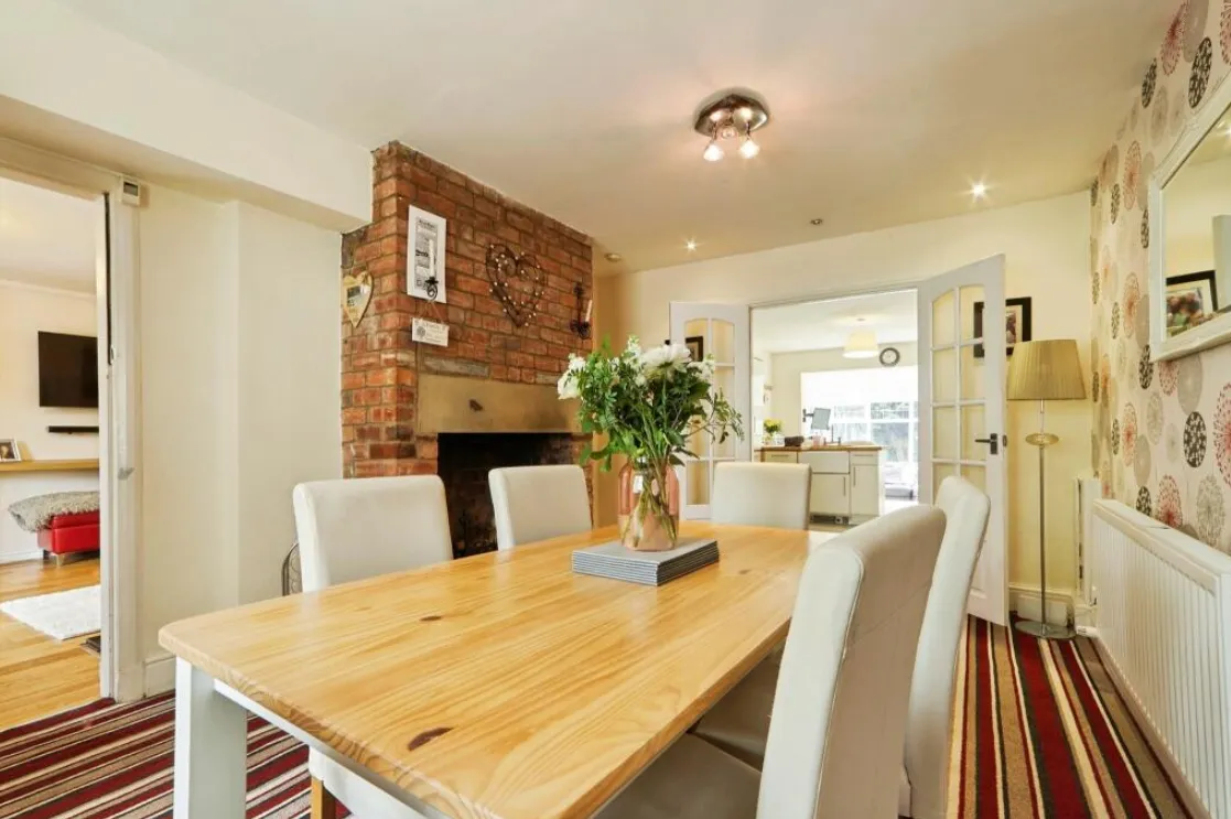 5 bed Detached