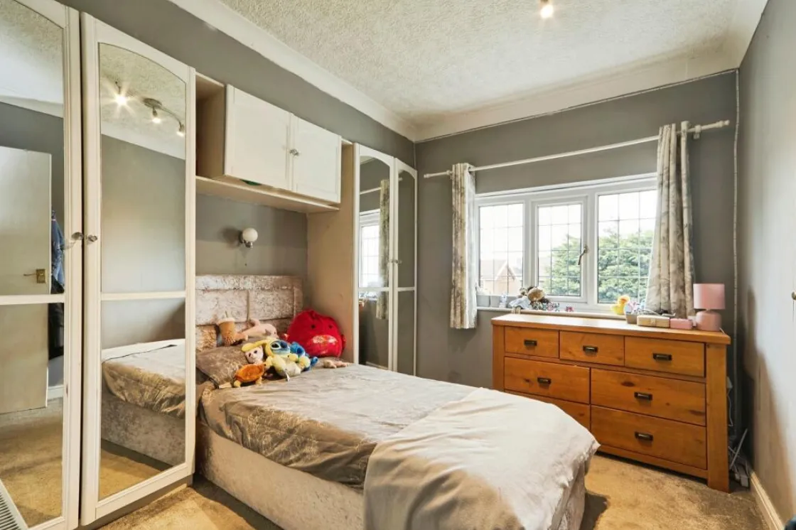 5 bed Detached