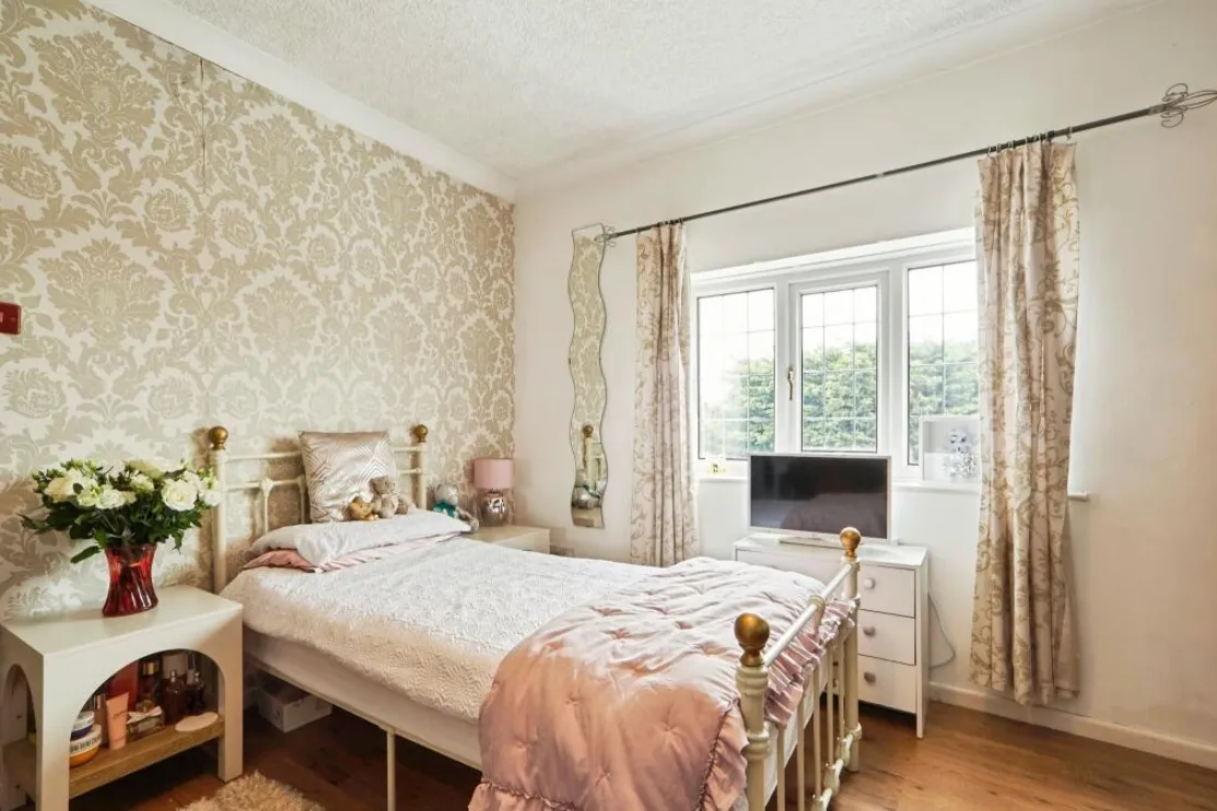 5 bed Detached