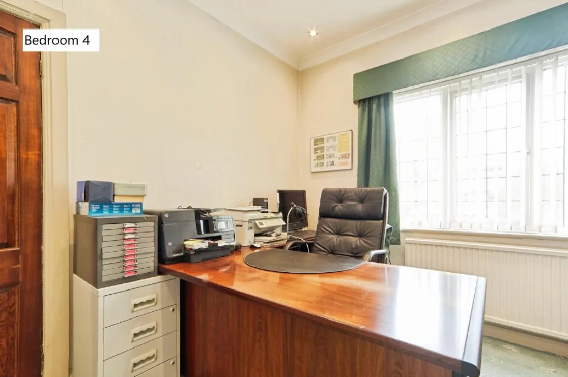 6 bed Detached