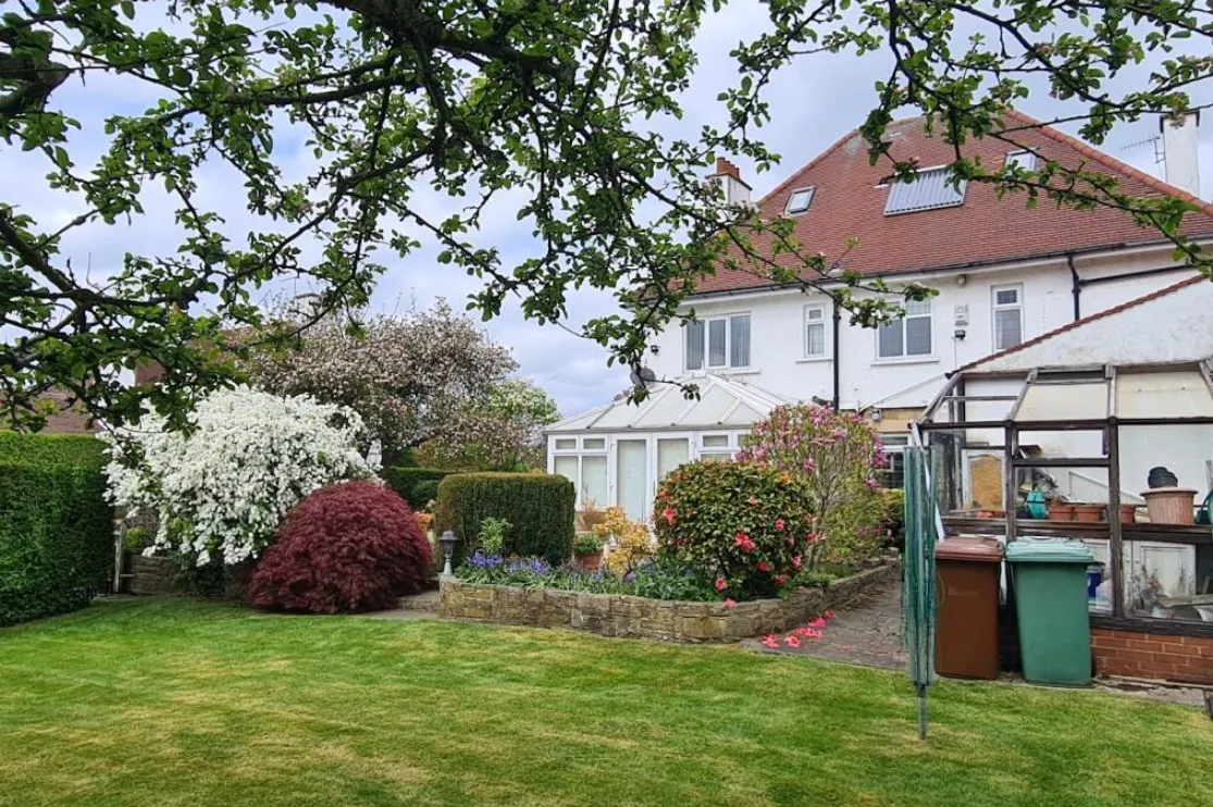 6 bed Detached