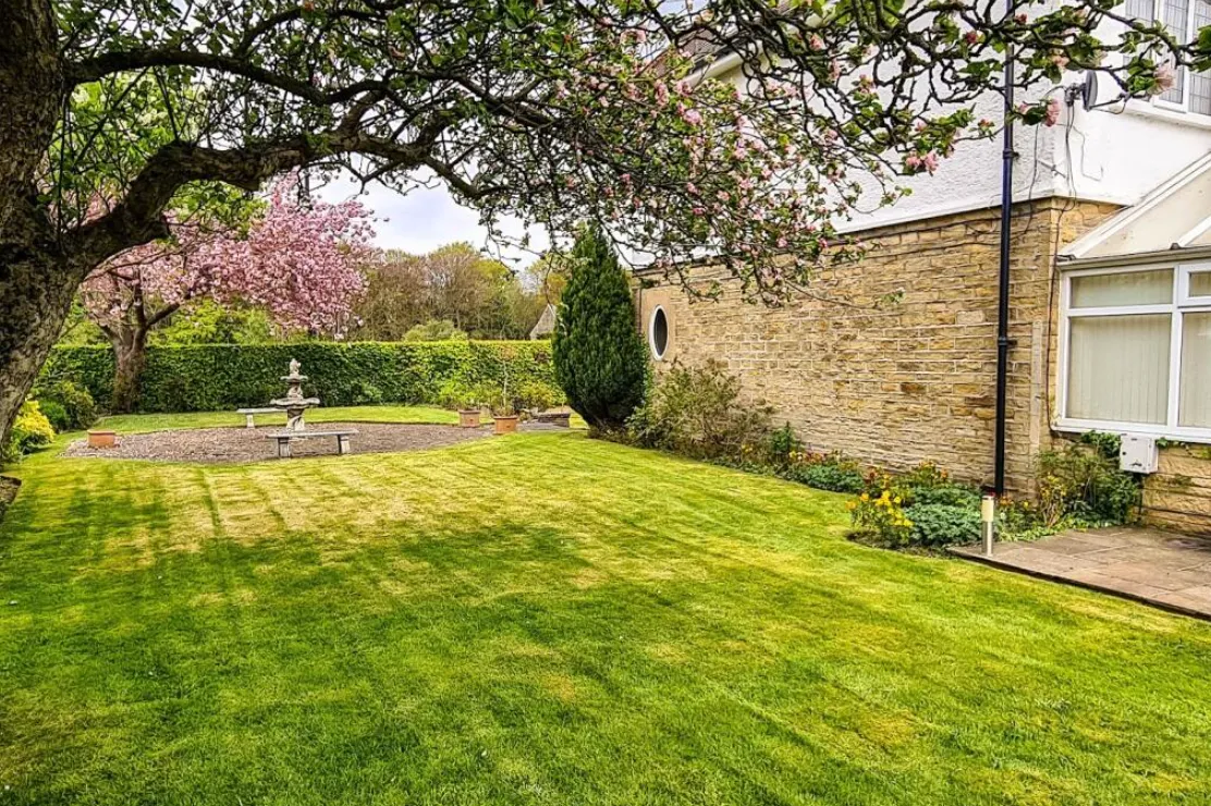 6 bed Detached