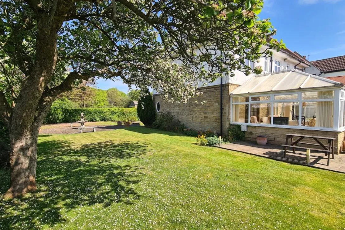 6 bed Detached