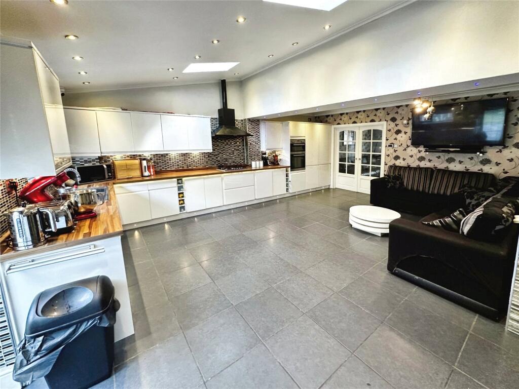4 bed Semi-Detached