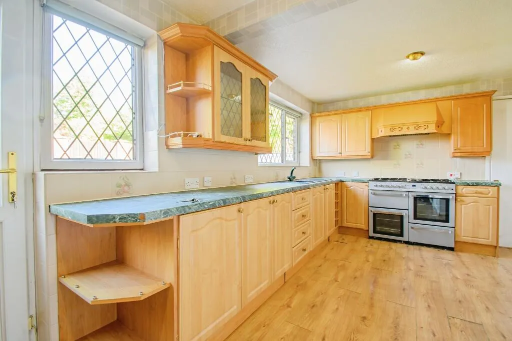 5 bed Detached