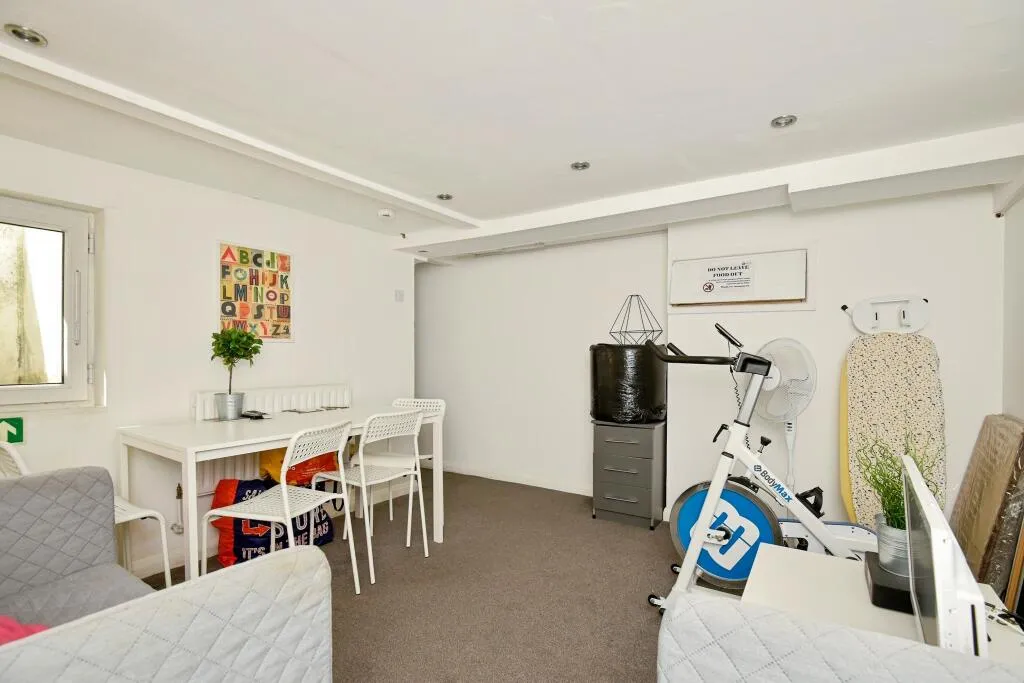 6 bed Terraced