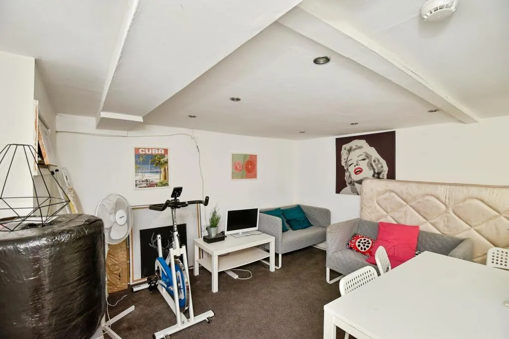 6 bed Terraced