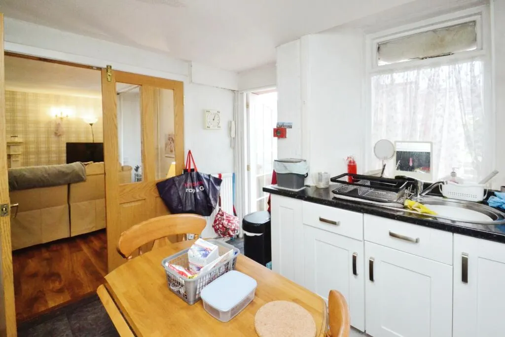 4 bed Ground Flat