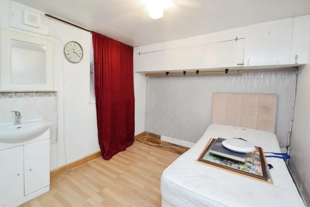 4 bed Ground Flat