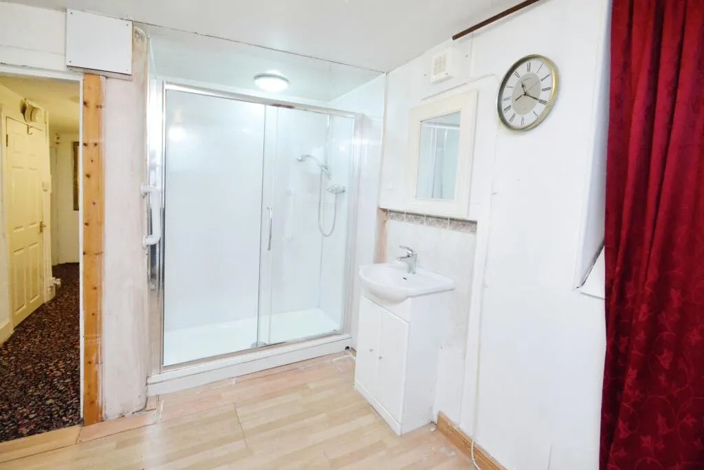 4 bed Ground Flat