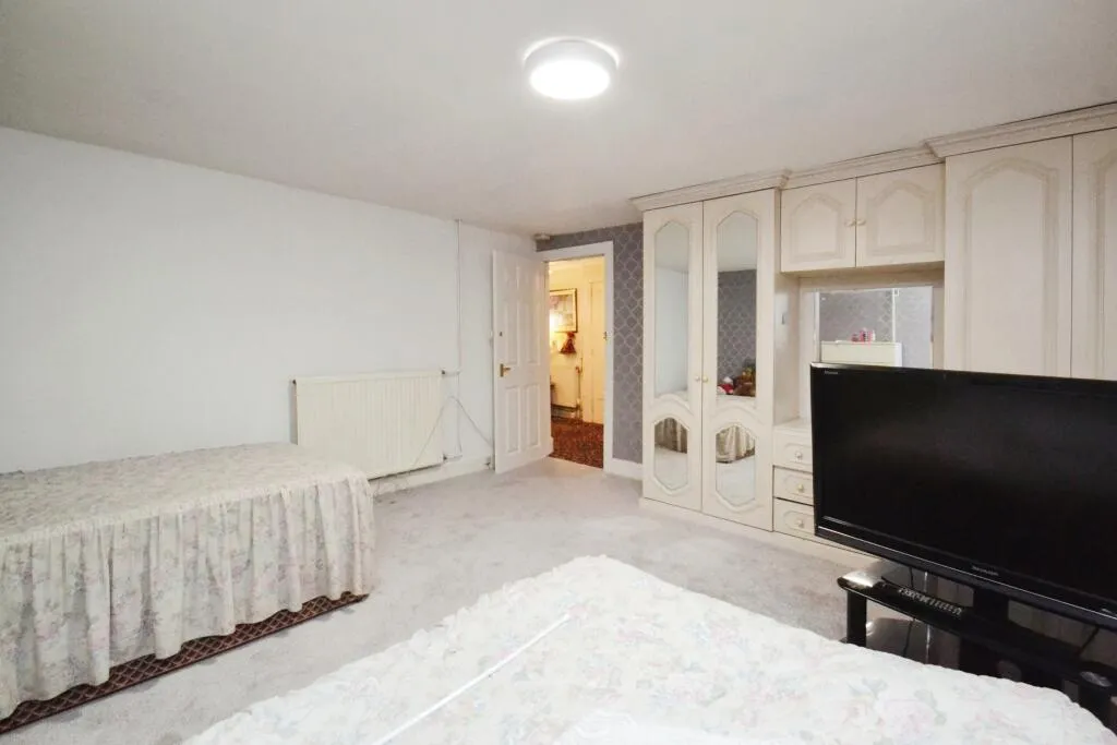 4 bed Ground Flat