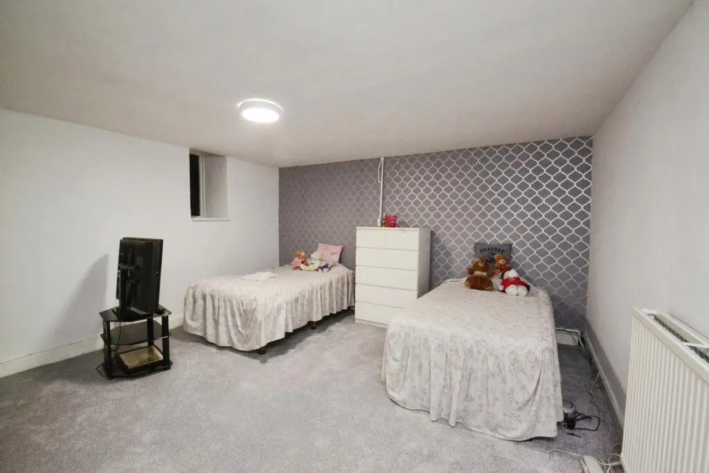 4 bed Ground Flat