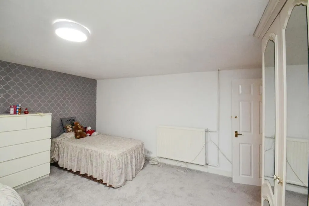 4 bed Ground Flat