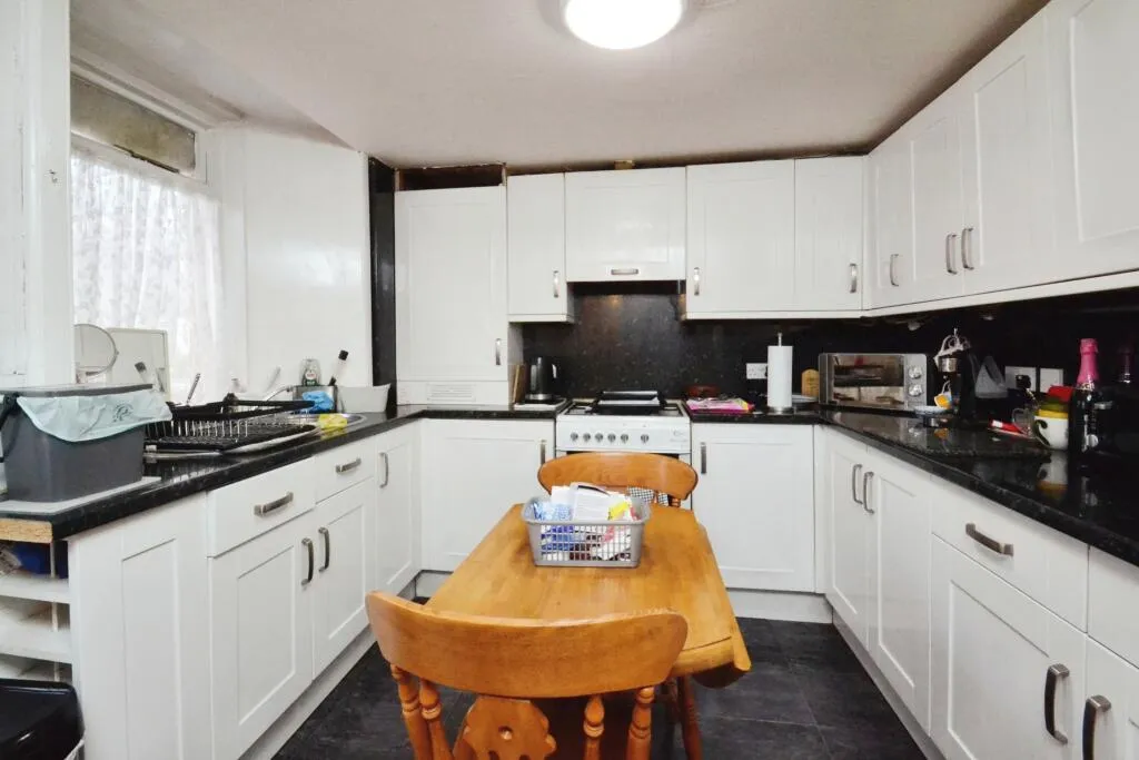 4 bed Ground Flat