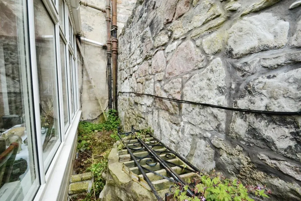 4 bed Ground Flat