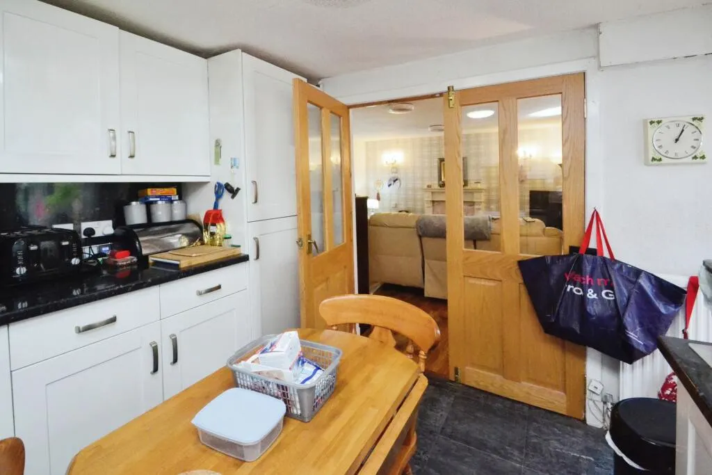 4 bed Ground Flat