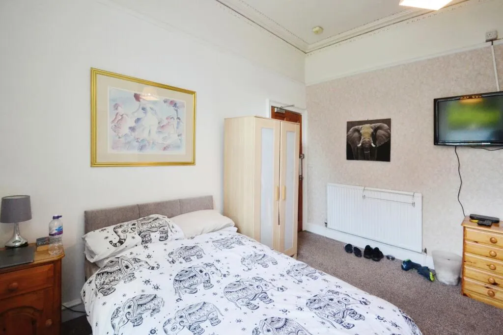 4 bed Ground Flat