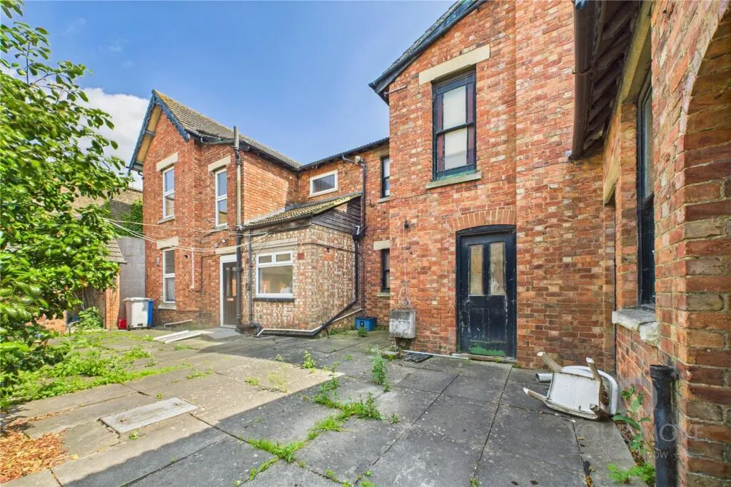 6 bed Semi-Detached