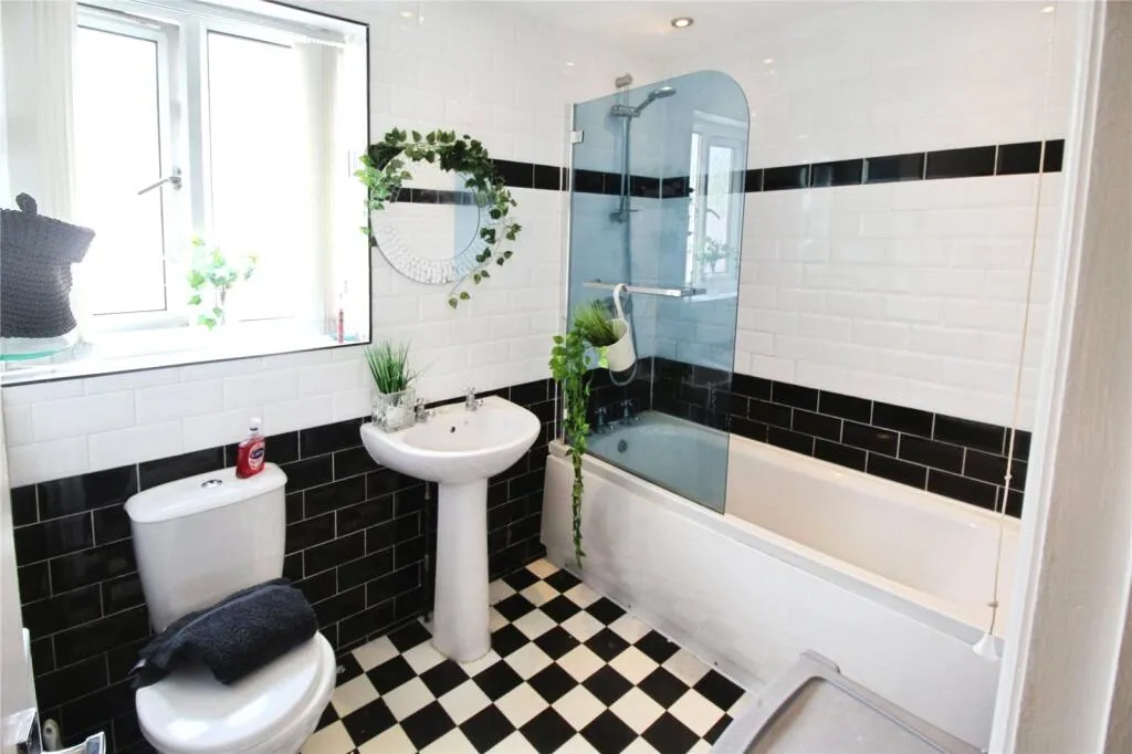 5 bed Detached