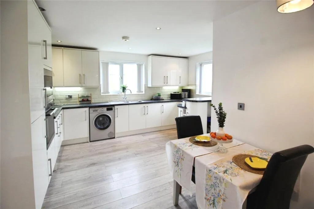 5 bed Detached