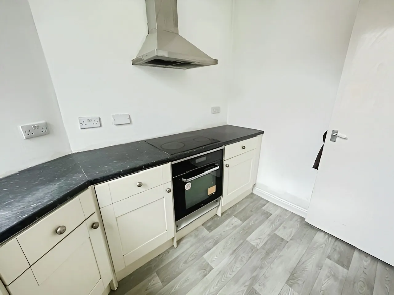 4 bed Commercial Property