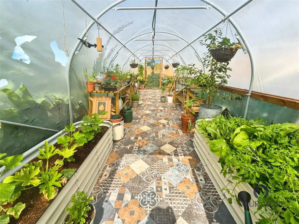 3 bed End of Terrace