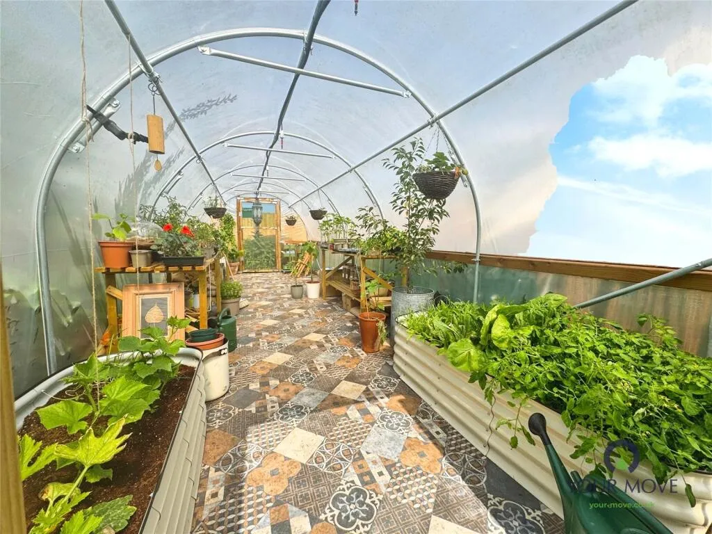 3 bed End of Terrace
