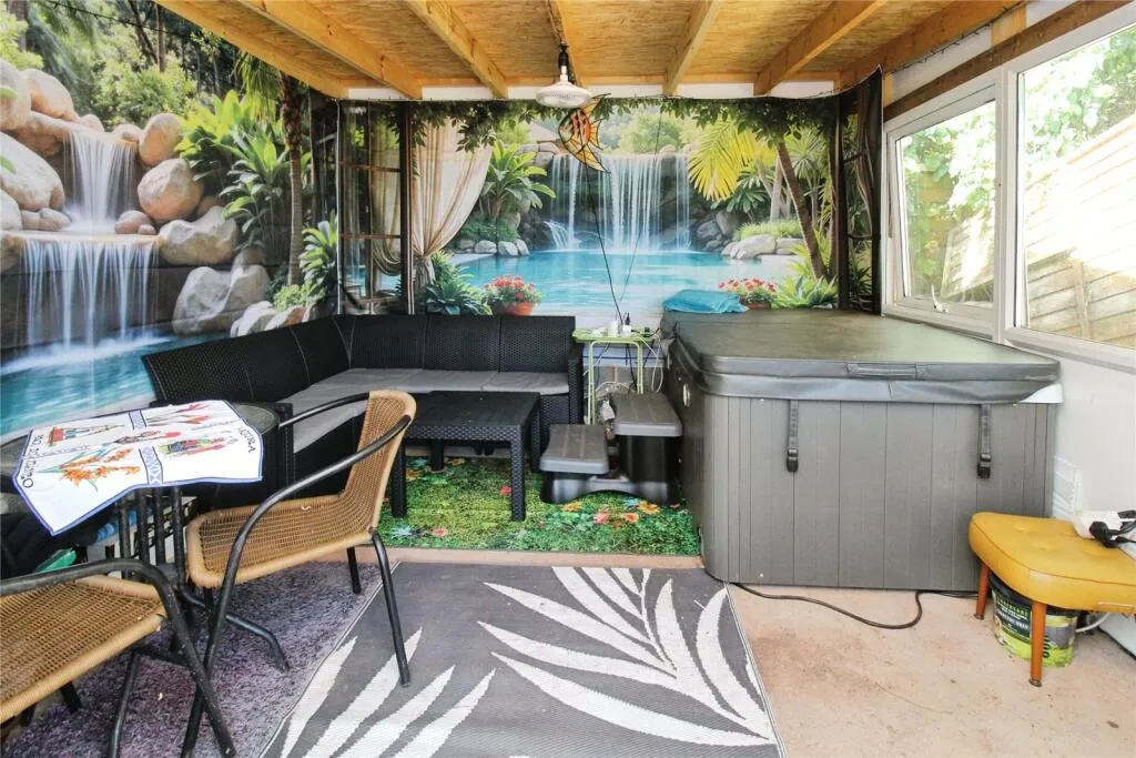 4 bed Semi-Detached Bungalow