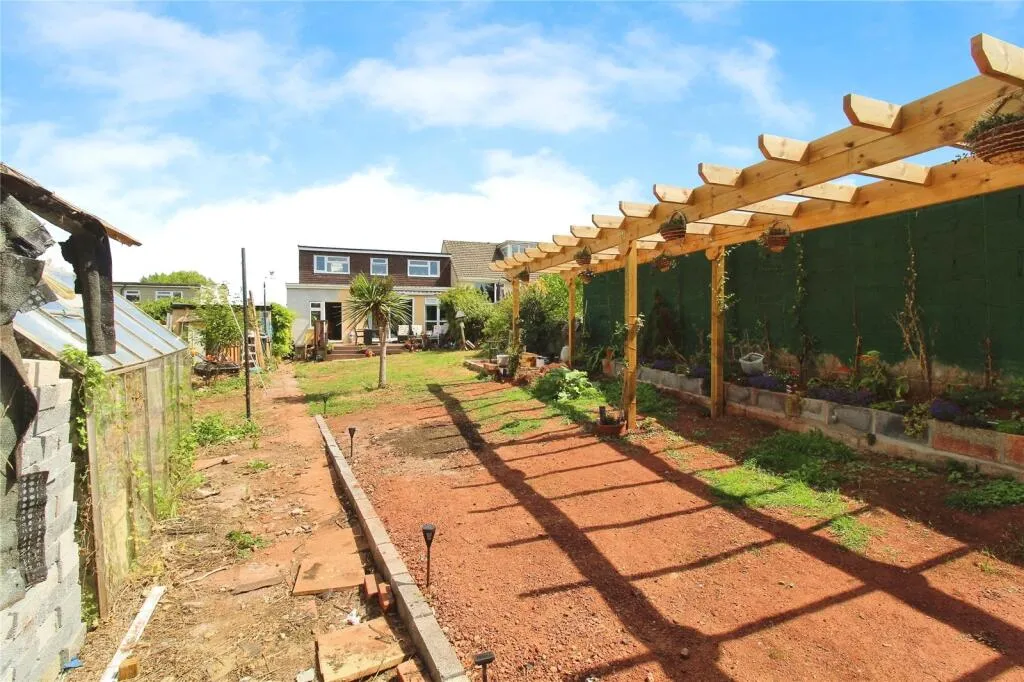 4 bed Semi-Detached Bungalow