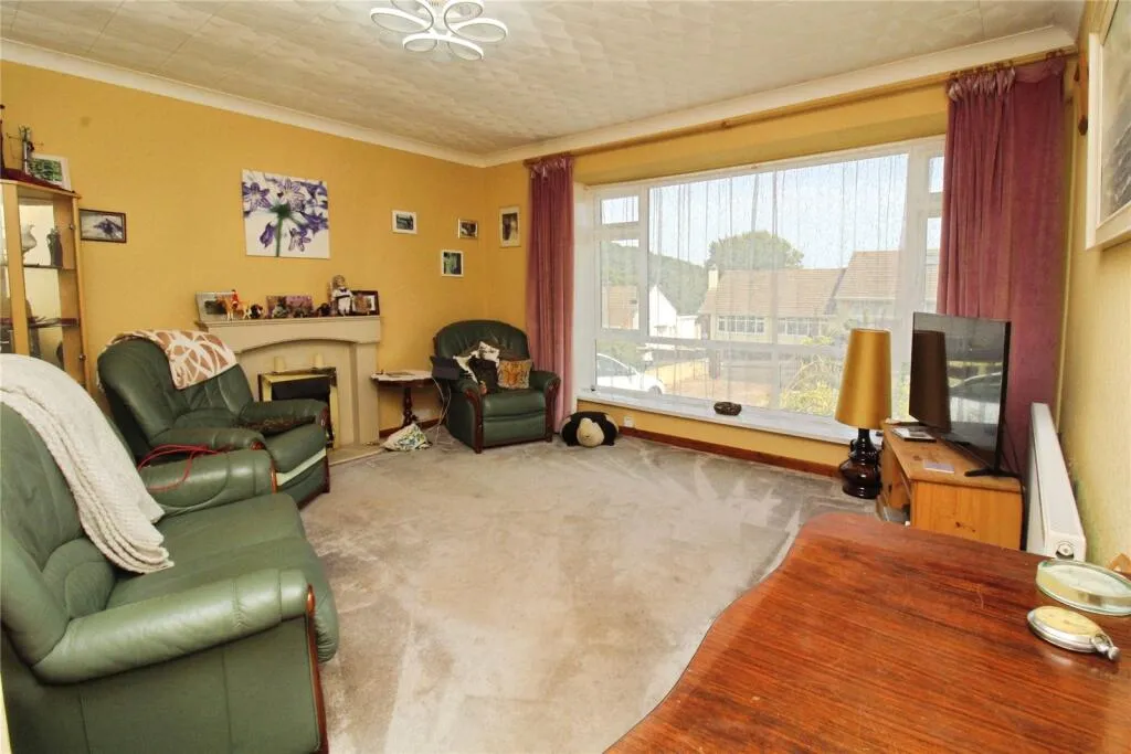 4 bed Semi-Detached Bungalow