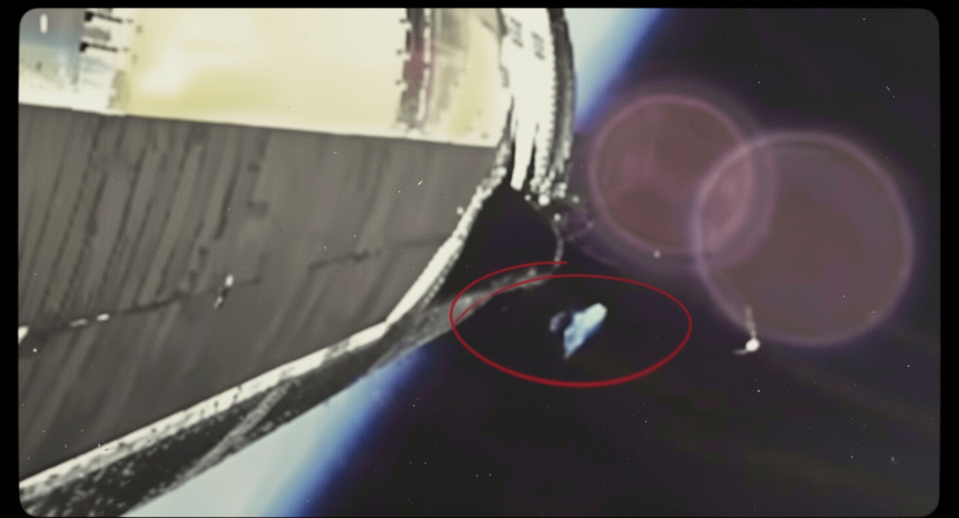 Triangular object went unnoticed during the SpaceX 13th flight test.