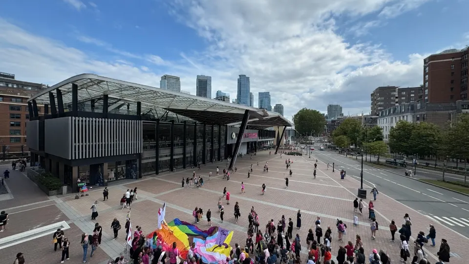 De Pride Walk trekt door Tilburg, met een grote regenboogvlag op het plein