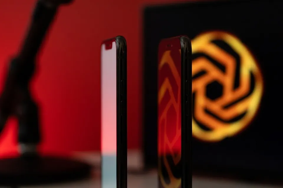 Telefoons met het logo van Hugging Face op de achtergrond