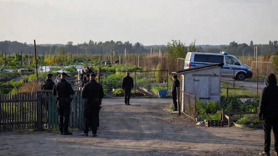 Politie bij een volkstuincomplex in Berlijn-Spandau, waar verdachte Abdul B. is gevonden