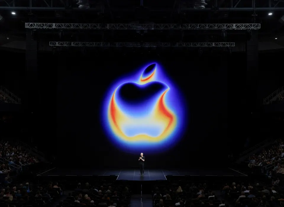 Apple-logo op groot scherm tijdens een presentatie