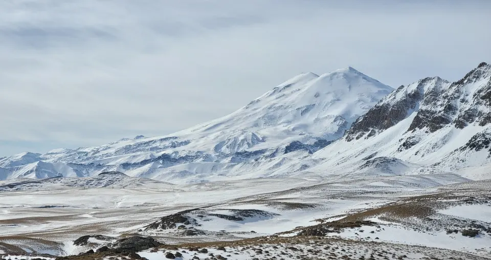De met sneeuw bedekte Elbrus in Rusland