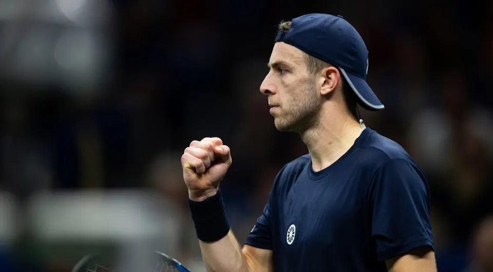 Tallon Griekspoor viert een punt tijdens een tenniswedstrijd
