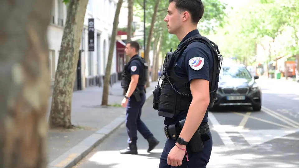 Franse politieagenten houden toezicht in een Parijse straat