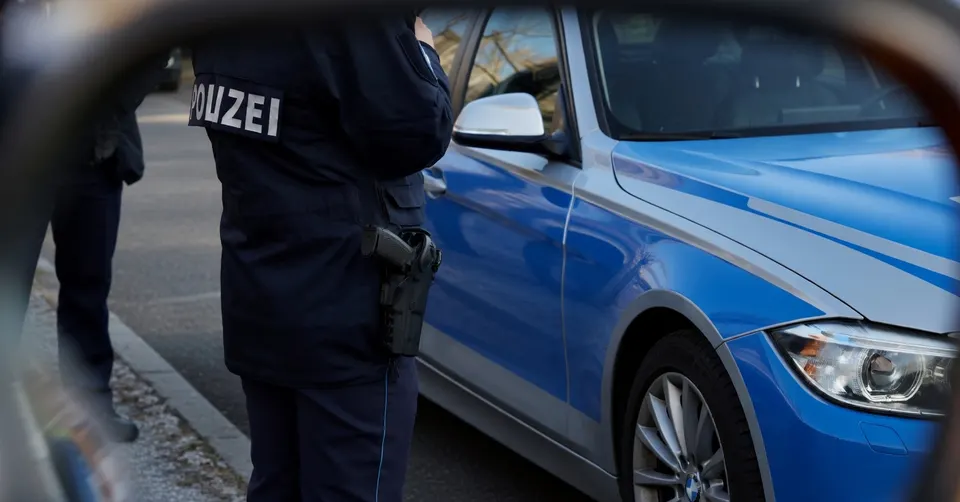 Duitse politie bij een politieauto in Rees, waar een Nederlander dood werd gevonden in een hotel