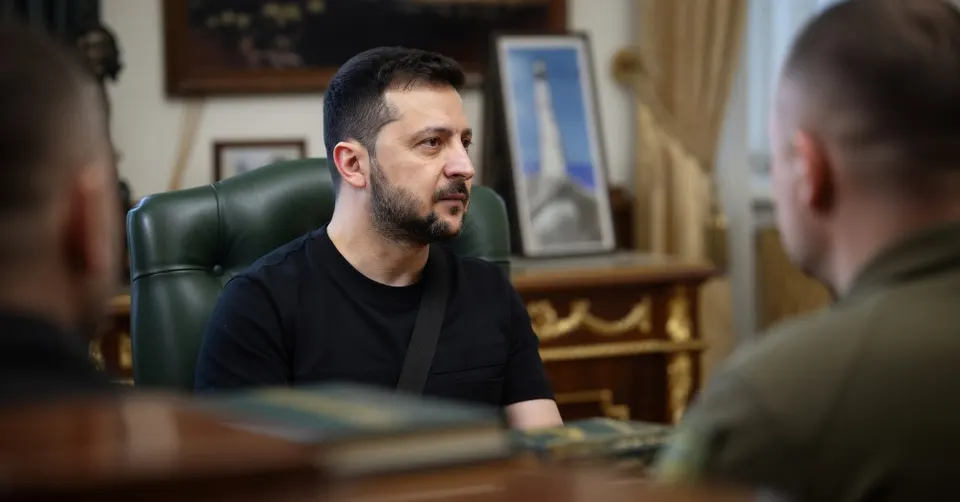 Oekraïense president Volodymyr Zelensky spreekt met een man in legeruniform