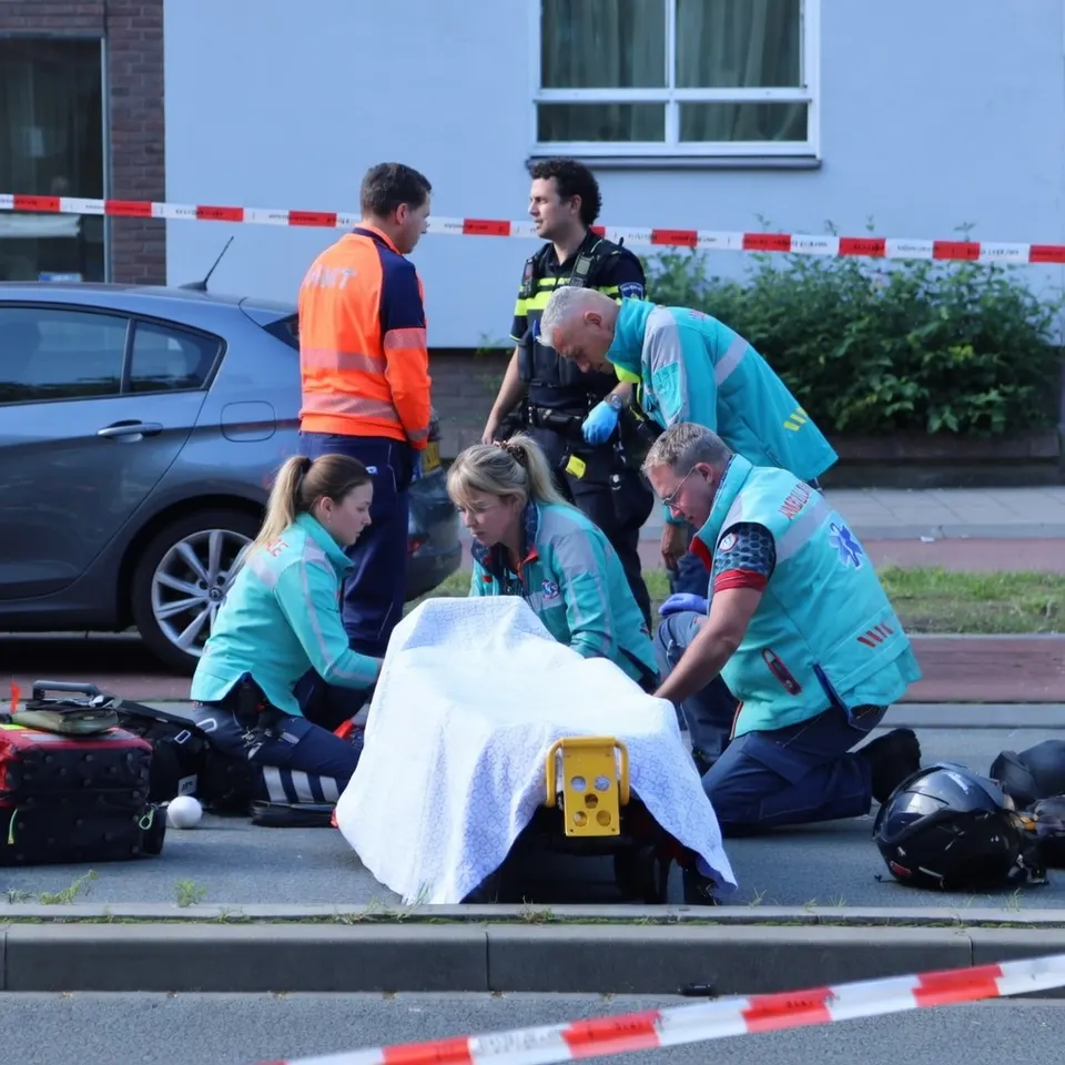Hulpverleners verzorgen een slachtoffer na een dodelijke aanrijding in Sint-Oedenrode