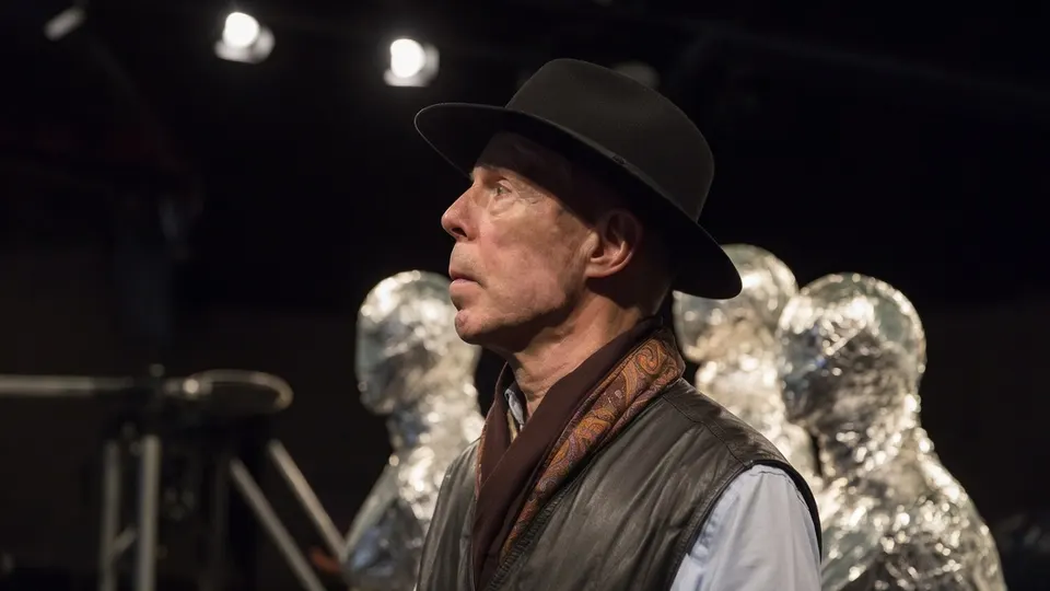 Gunther von Hagens tijdens een evenement, met geplastineerde lichamen op de achtergrond
