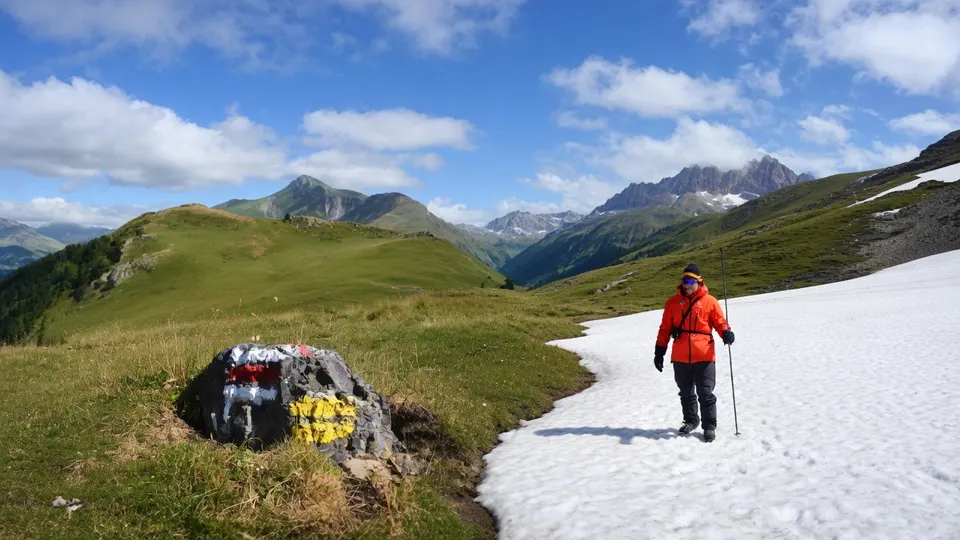 Wandelaar op een besneeuwd bergpad bij Imst in Oostenrijk