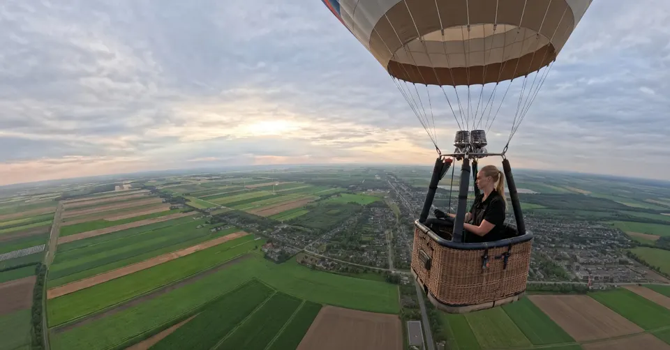 Manon Pals bestuurt een luchtballon boven het Groningse landschap
