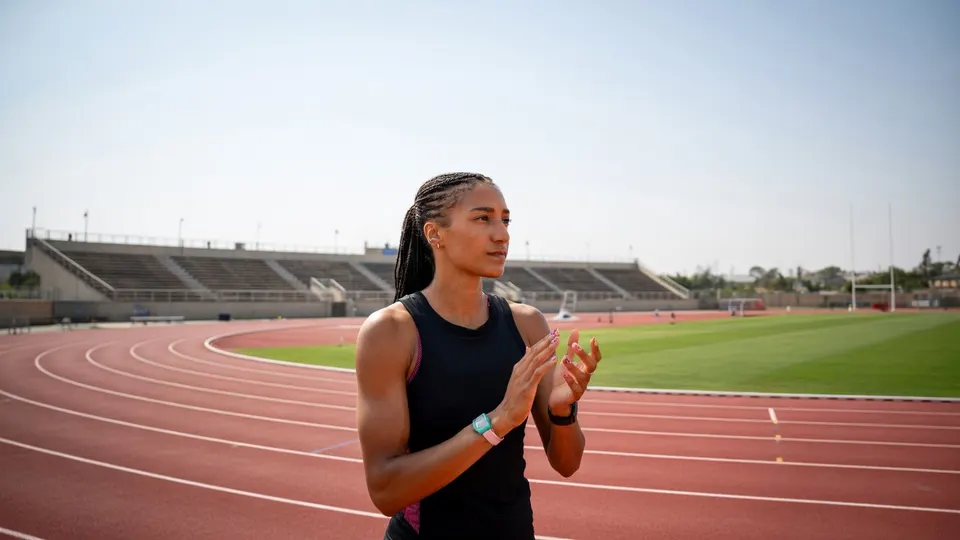 Nafi Thiam traint op een atletiekbaan