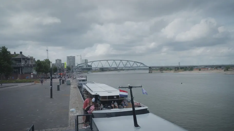 Riviercruiseschip aan de kade in Nijmegen, waar laagwater de vaarroute onder druk zet