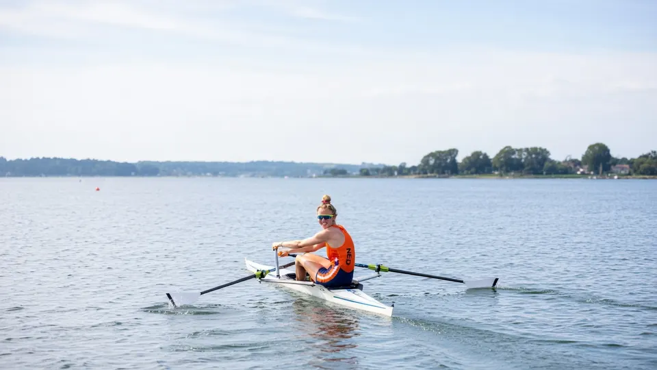 Karolien Florijn traint in haar skiff op het water