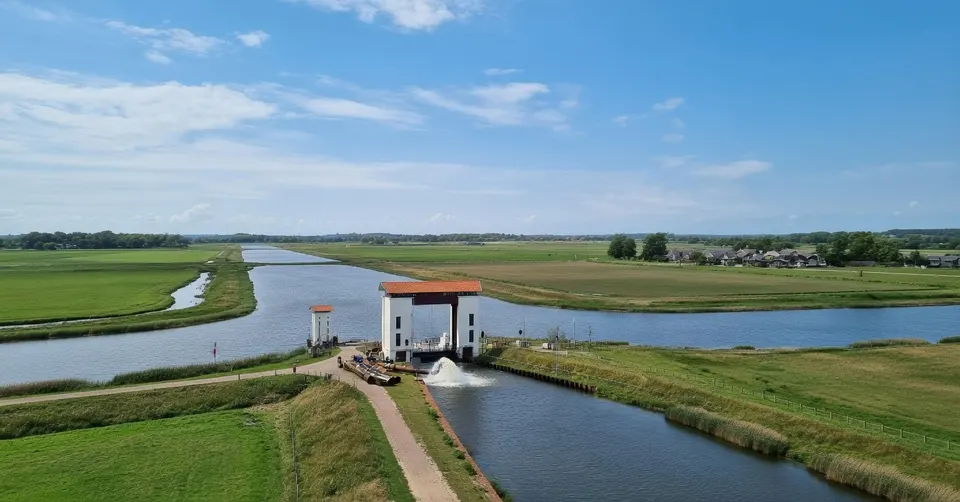 Sluis bij Eefde in het Twentekanaal, dat door droogte is gesloten voor de scheepvaart