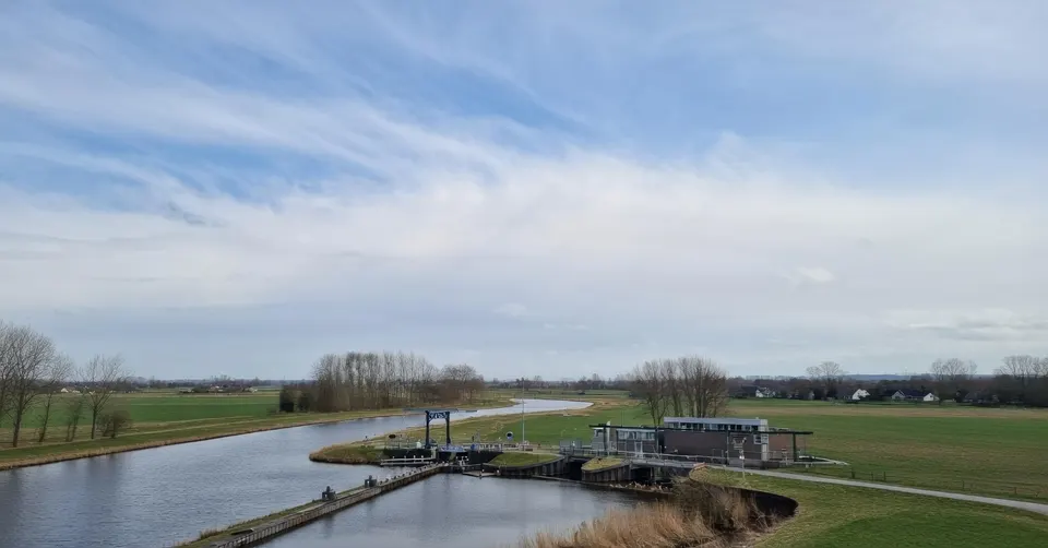 Gemaal Dorkwerd voert water aan door een kanaal in het Groningse landschap